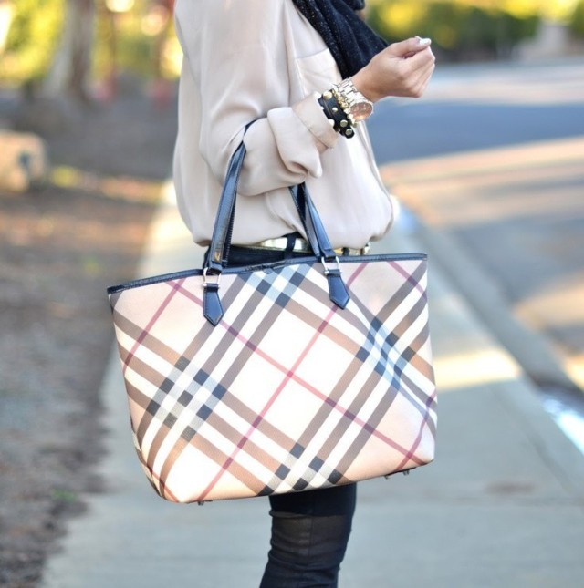 burberry经典款风衣搭配围巾,burberry风衣值得买吗