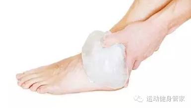 老妈脚崴到了,妈妈独自在家把脚崴了