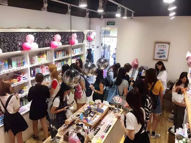 校园美妆行业的市场分析与趋势,校园美妆行业优势和劣势