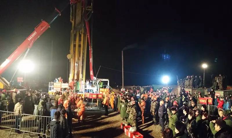 11名矿工平安升井图片,直击获救矿工升井画面