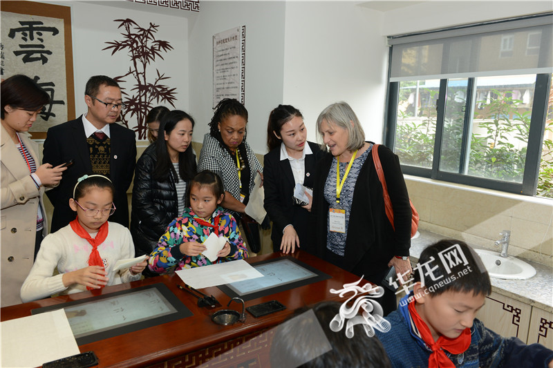 “洋校长”进课堂当“学生”大赞珊瑚实验小学课程“wonderful”