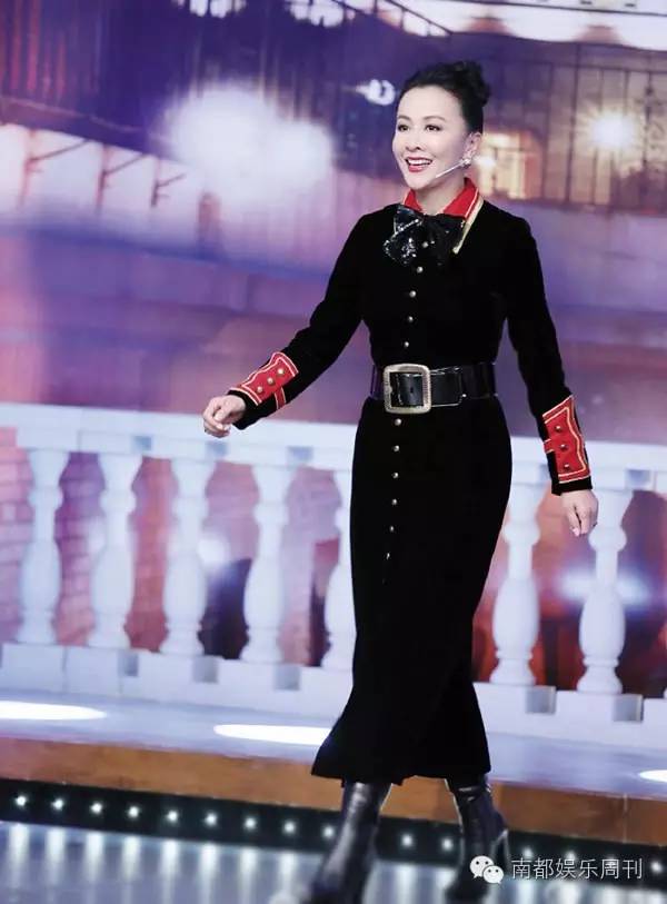 杨紫赵丽颖机场撞衫,杨紫周冬雨影后对比