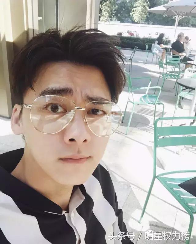 明星自拍除了卖萌还会搞怪！鹿晗TFBOYS教你自拍的正确姿势