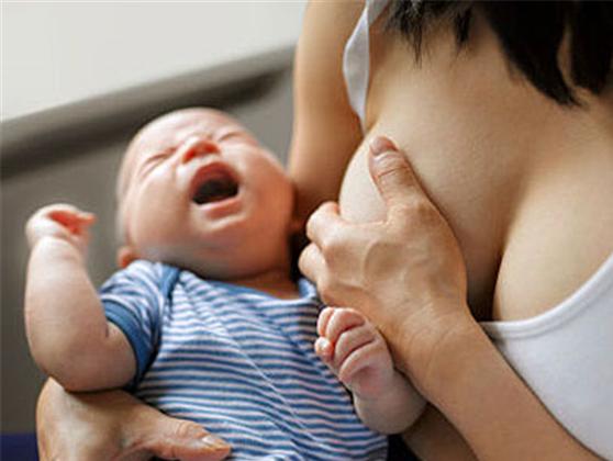 宝宝厌奶怎么办求宝妈支招,宝宝厌奶怎么办一吃就吐