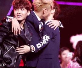 直男鹿晗遭大张伟“强吻”宁丑不屈，目击男男情侣相拥也是满脸懵