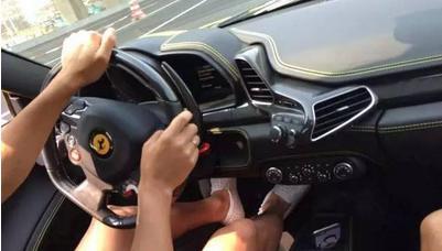 一双双臭脚丫子，*辱侮**了豪车