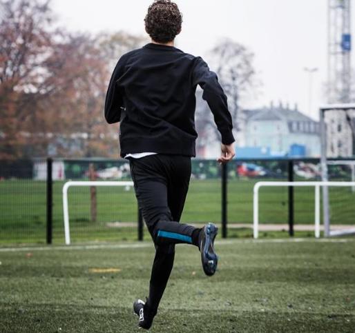 高温踢球注意什么,冬天足球踢球注意事项