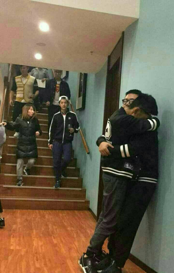 直男鹿晗遭大张伟“强吻”宁丑不屈，目击男男情侣相拥也是满脸懵