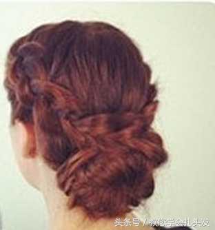 一款简单易学的长发花苞头扎法