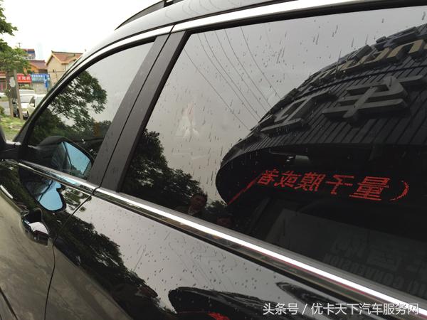 哈弗h2前挡风玻璃内贴的膜,哈弗h2白车身贴膜黑顶