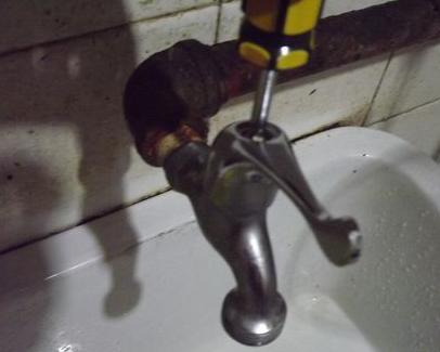 水龙头拧紧漏水怎么解决,家里水龙头漏水怎么修视频