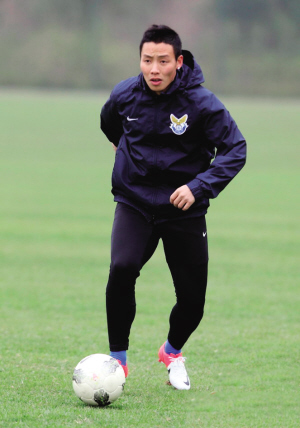 冬天踢球热身多久,冬季踢球好处多但这几点要牢记