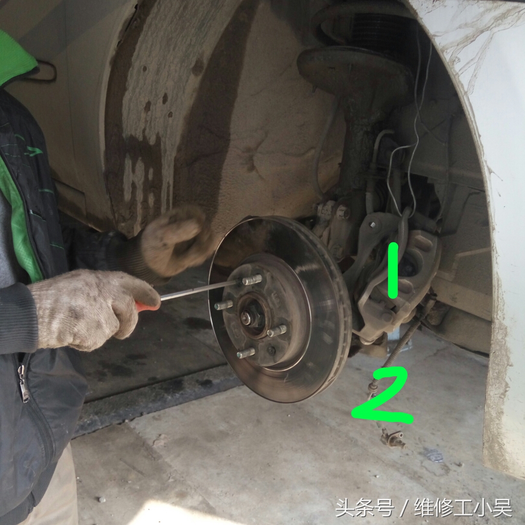 汽车打方向时车轮嗡嗡响,汽车行驶时车轮有咣当咣当的声音