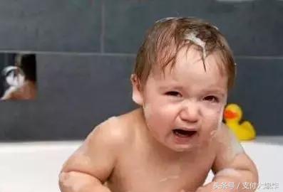 新生儿洗澡耳朵里进水了怎么办,洗澡耳朵进水耳朵发闷怎么处理