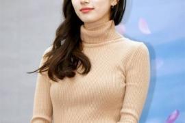 韩国“国民初恋”裴秀智高领毛衣穿出潮范