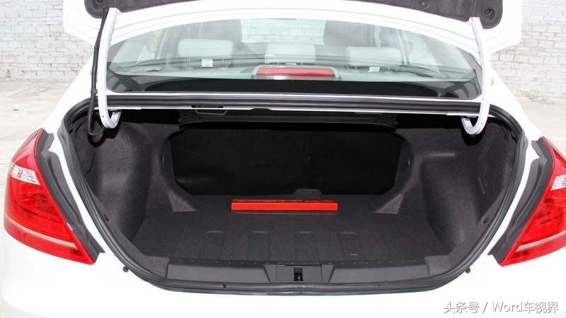 自主品牌中的“朗逸”——吉利帝豪EC7为何能坐稳国货第一宝座