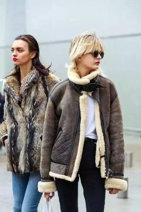 驼色羊羔毛外套搭配什么裤子好看 (低领羊羔毛外套搭配什么围巾合适)