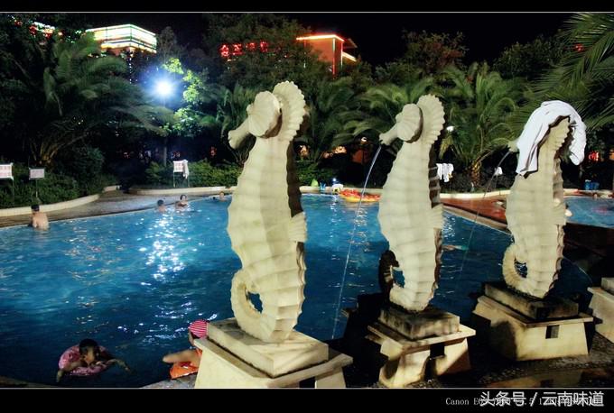 夜色下的罗茨温泉，看着养眼，泡着安逸