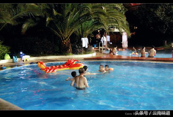 夜色下的罗茨温泉，看着养眼，泡着安逸