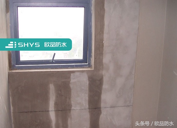 窗框与窗框之间的缝隙渗水,窗框上边与墙体间渗水怎么处理