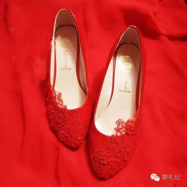 穿秀禾服婚鞋一定要红色的吗,穿秀禾服结婚很丢人吗