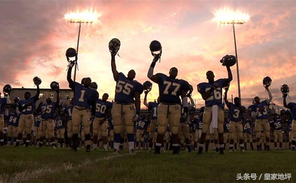 美式橄榄球暴力冲撞受伤,美式橄榄球正面冲撞犯规么