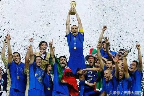 意大利队唱国歌热血画面,意大利足球队名场面