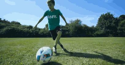 妹子出现时，老司机教你用踢球技术实力把妹