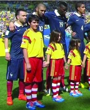 足球场球童被打,球童被砸哭