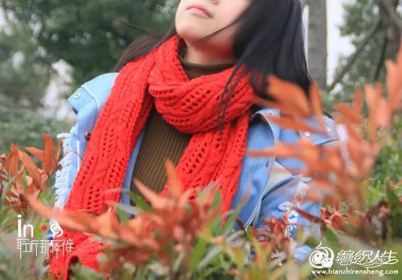围巾冬日纯色搭配,秋冬红围巾的时尚打法