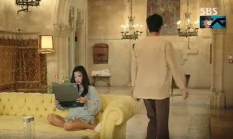 蓝色大海的传说垃圾桶捡衣服,全智贤蓝色大海同款包