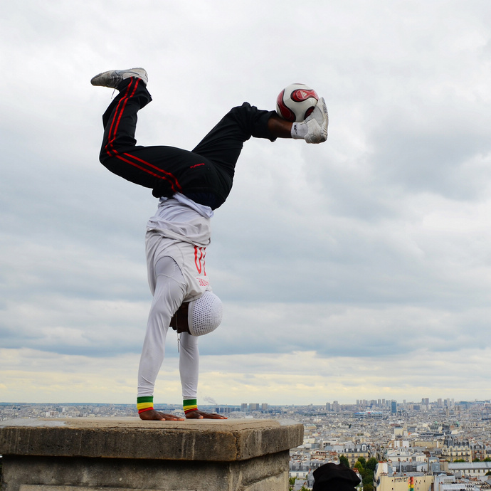 踢不了职业的足球,踢不上职业足球的人