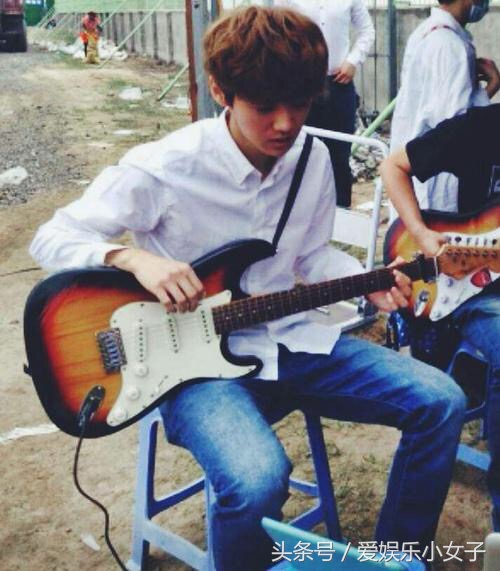 弹吉他弹钢琴的鹿晗真的帅的不行！
