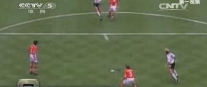 孙继海防守c罗名场面,孙继海1v4门线解围gif