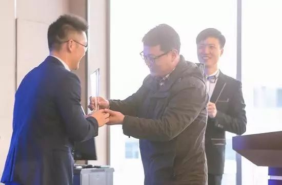 “微商”博士曾建华：浮夸才能活