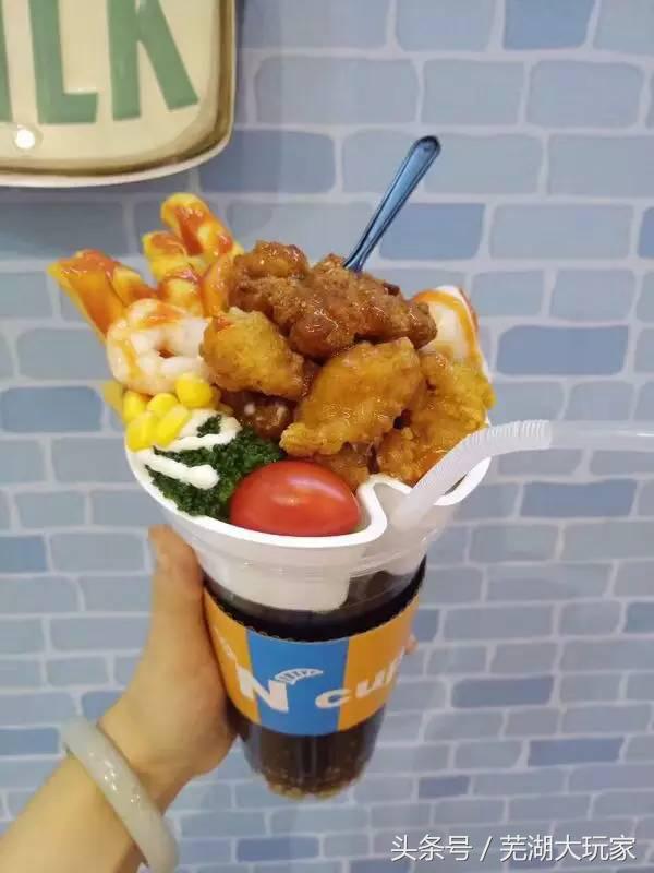 人手一只的杯子,人手一个茶杯