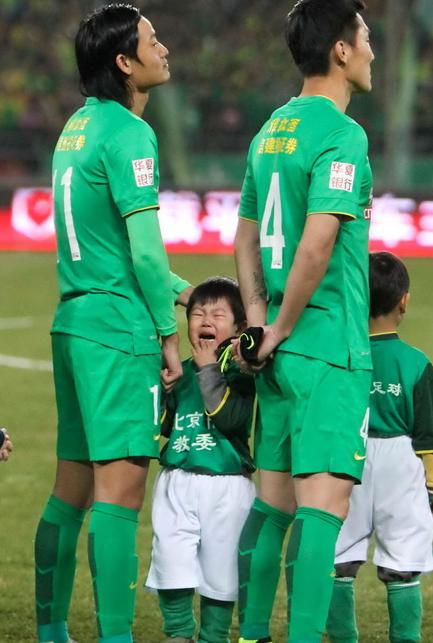 足球场球童被打,球童被砸哭