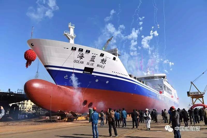 快讯丨“鲸”艳众人的“海蓝鲸”号下水啦！系国内首艘自主研发大型客箱船，黄海造船建造