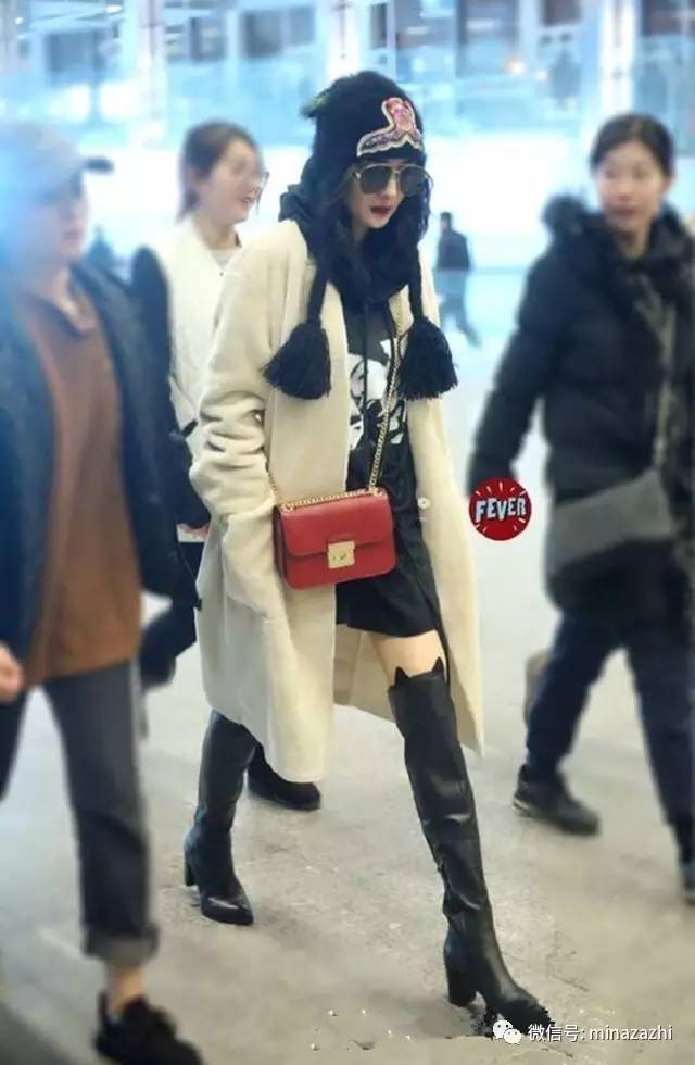 杨幂冬款lv羽绒服,杨幂冬日宽松毛衣