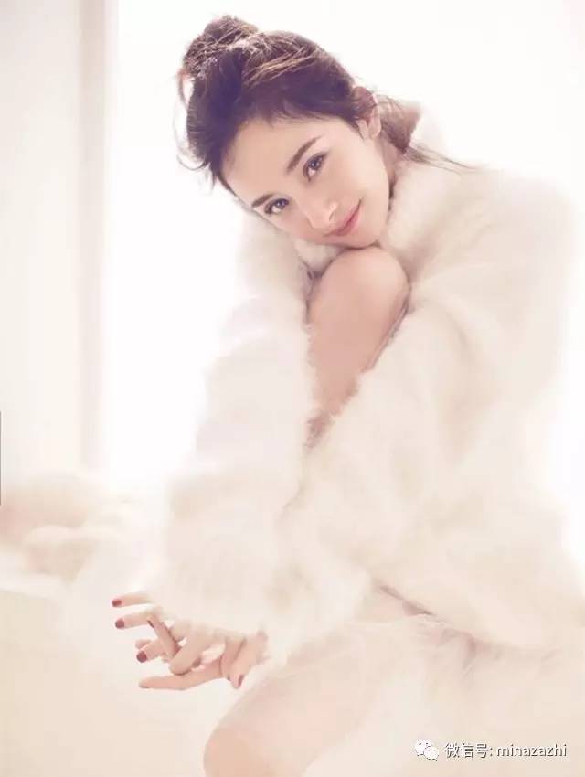 杨幂冬款lv羽绒服,杨幂冬日宽松毛衣