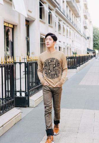 井柏然随性自然,井柏然帅气走步