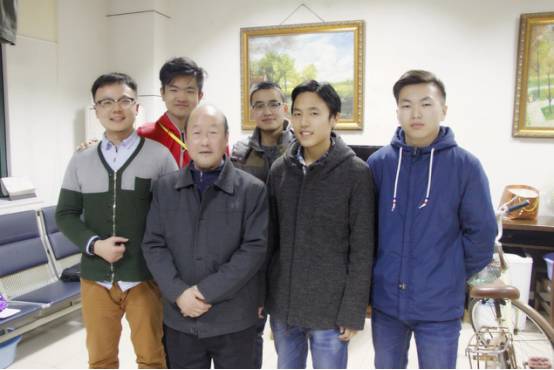 浙传图书馆方大爷要暂别我们了!考研的同学特意买了花为他送行