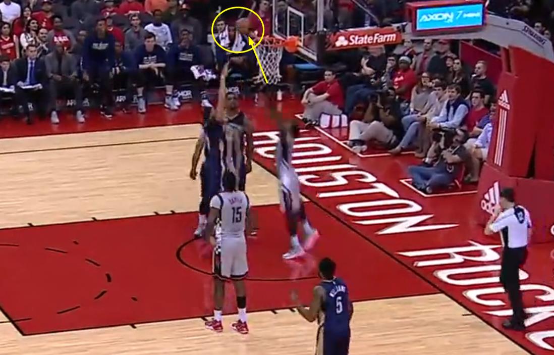 黑贝好萌！个矮捞不着球，只能从篮筐下面捅回去了