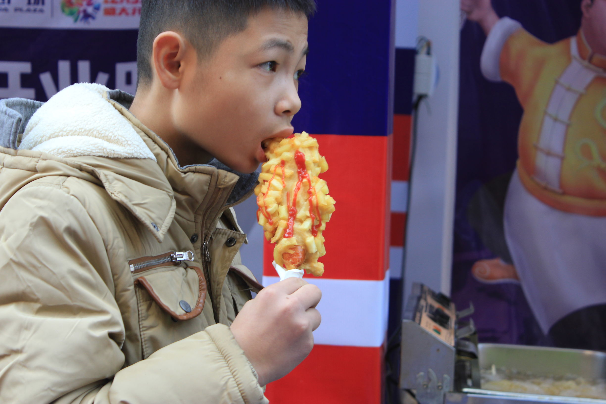 万人空巷！明星、美食、豪车，塞满柳南万达金街