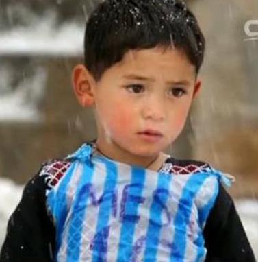 自制梅西球衣的小男孩,身穿梅西球衣的阿富汗男孩