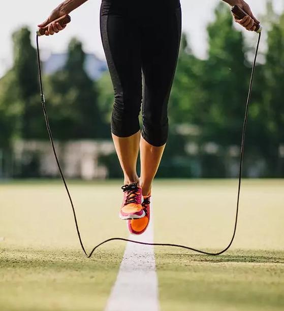 跳绳世界公认燃脂最高效的运动,跳绳1000和跑步5公里哪个燃脂快