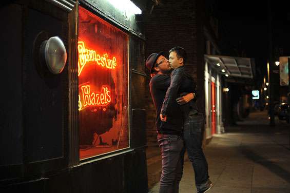 街头摄影师给陌生人拍照谈对象,摄影师街头给陌生人拍照