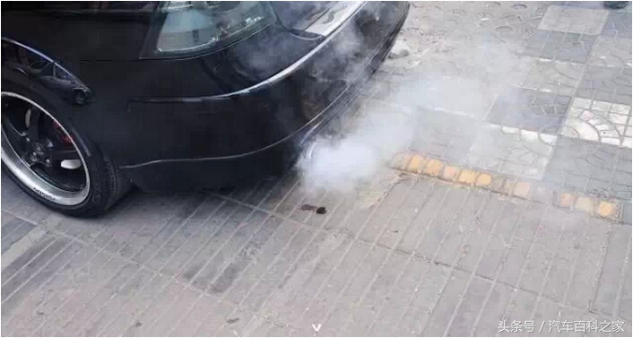 汽车排气管漏水,汽车排气管连接的箱体漏水正常吗