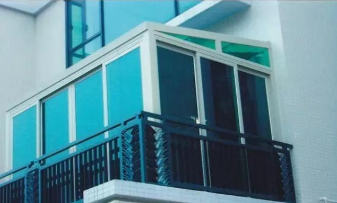 阳台玻璃贴膜好用还是用窗帘好用，很多家庭都不知道的实用技巧