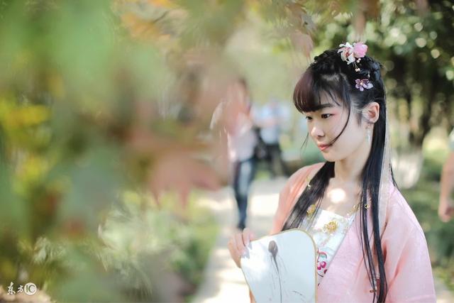 小说：村妇对女孩怀恨在心，竟对三岁弟弟下手，幸好女孩及时发现